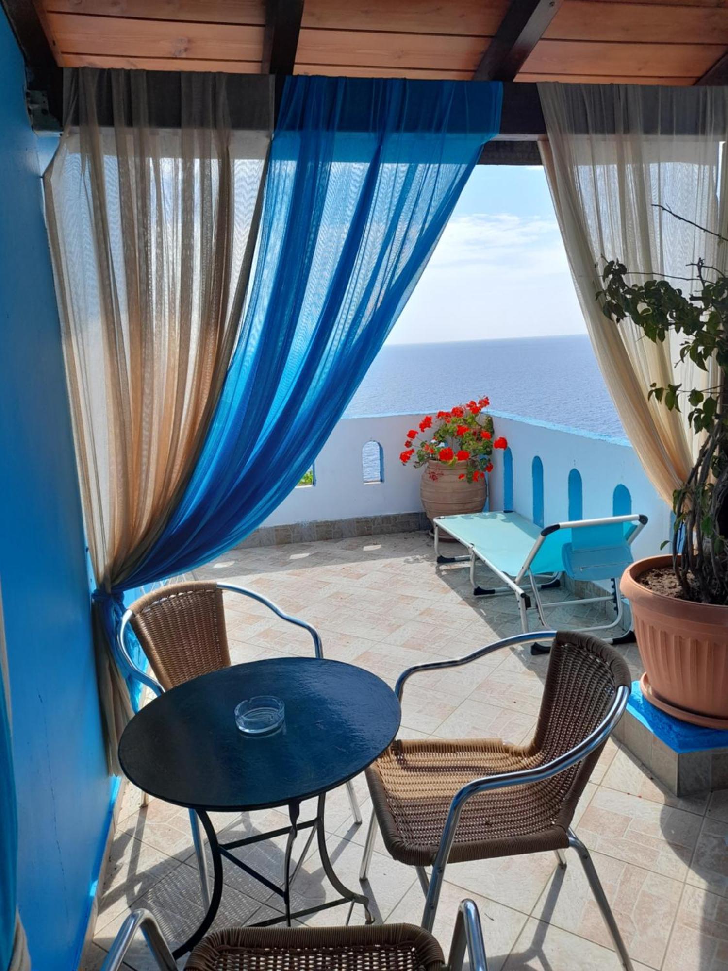 Aparthotel Delfini à Akhladherí Extérieur photo