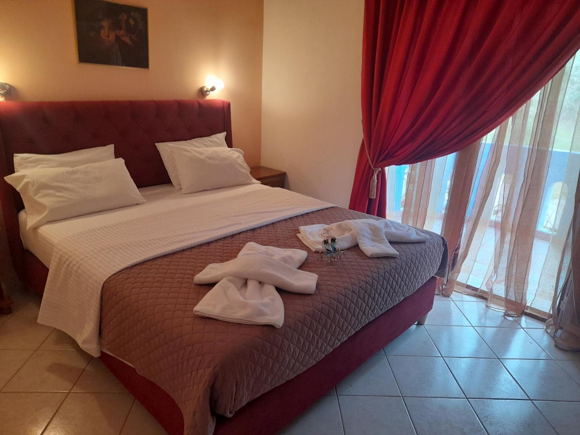 Aparthotel Delfini à Akhladherí Extérieur photo