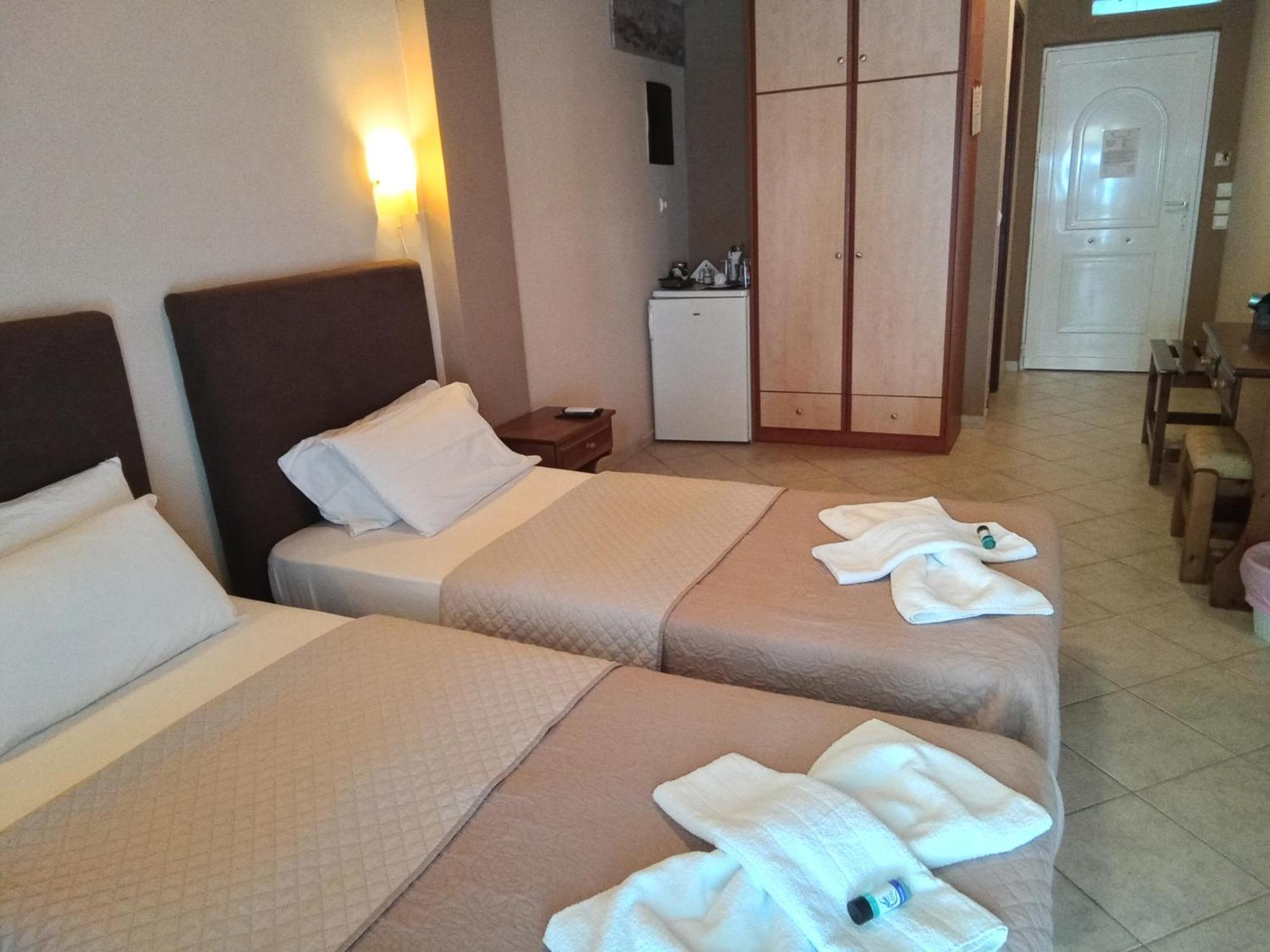 Aparthotel Delfini à Akhladherí Extérieur photo