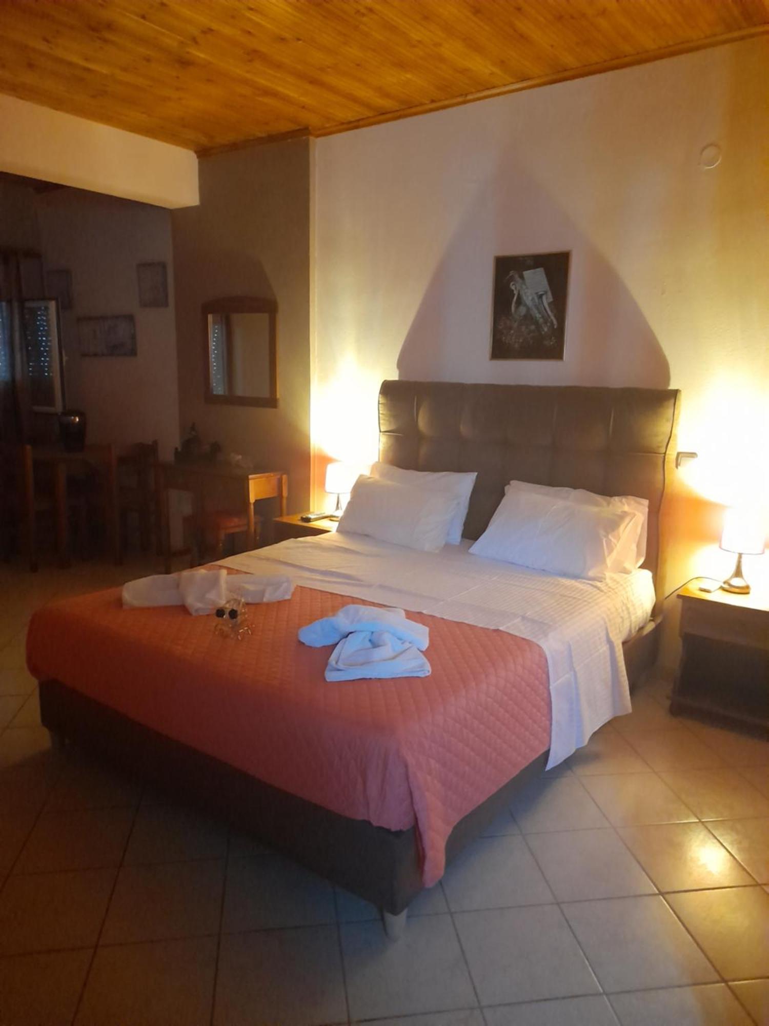 Aparthotel Delfini à Akhladherí Extérieur photo