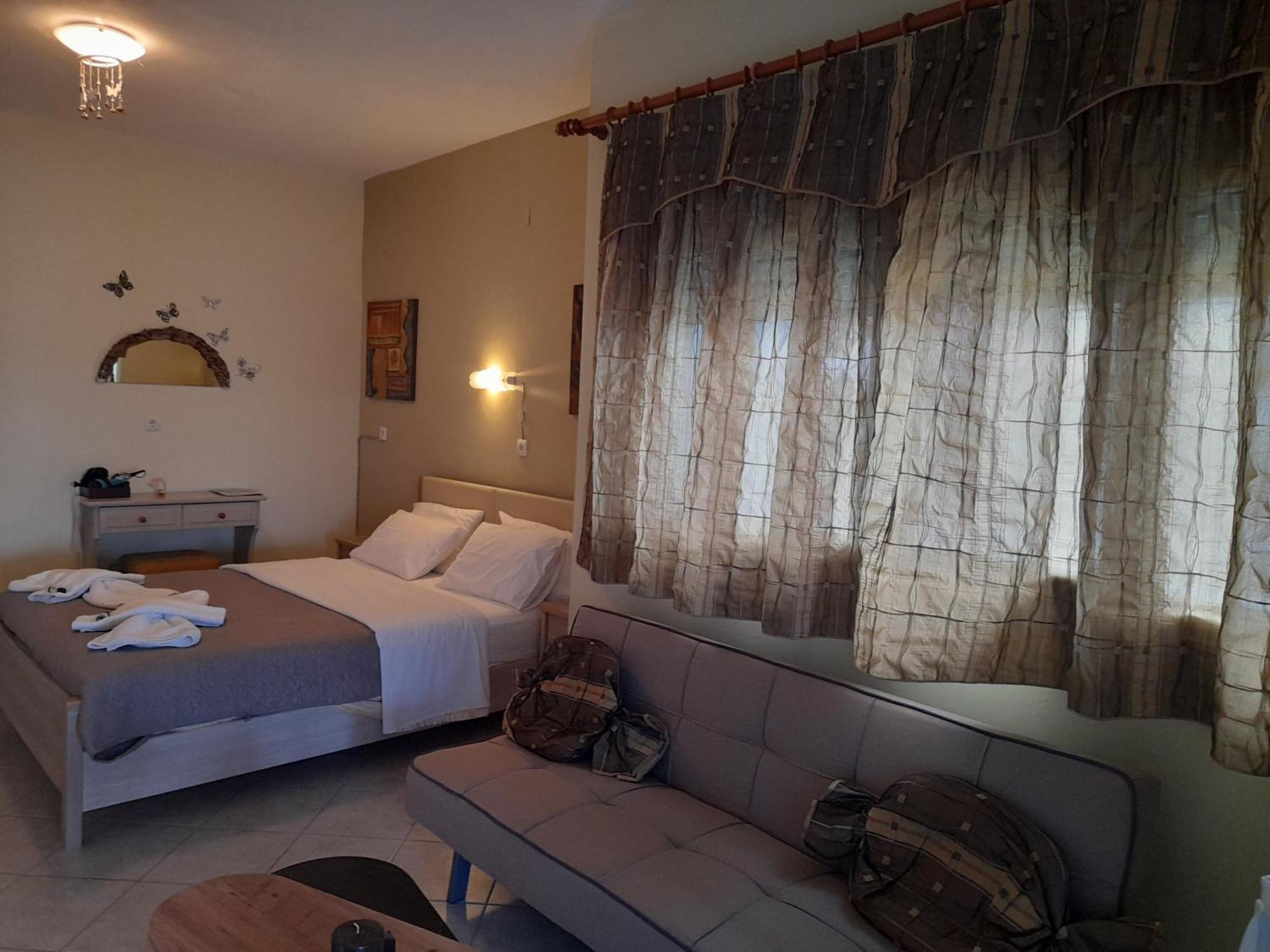 Aparthotel Delfini à Akhladherí Extérieur photo