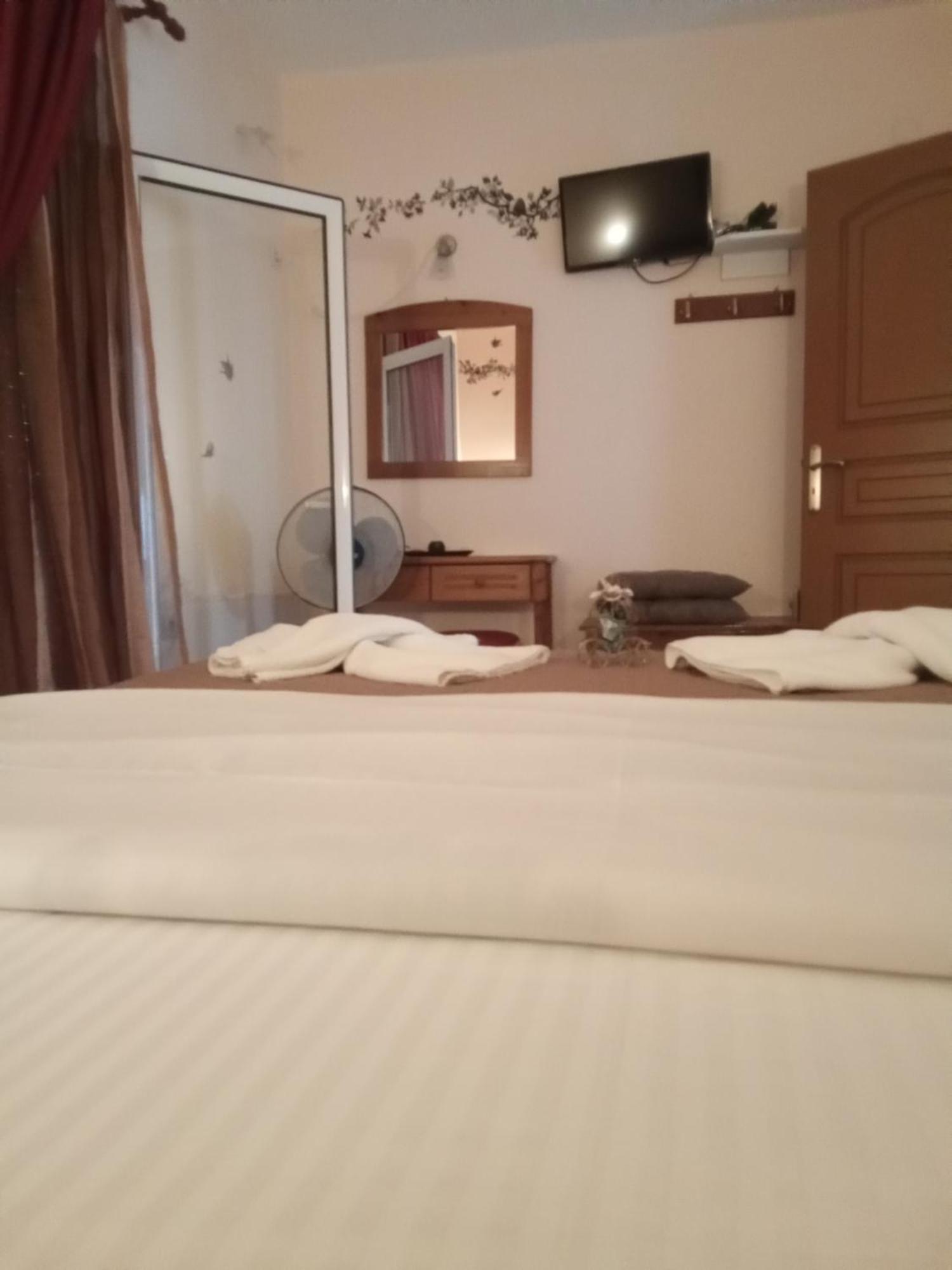 Aparthotel Delfini à Akhladherí Extérieur photo