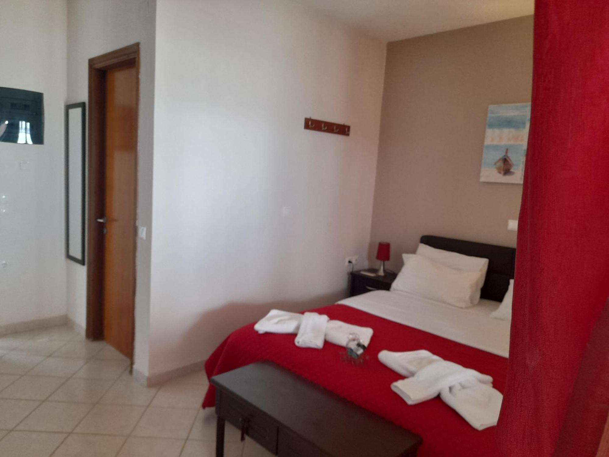 Aparthotel Delfini à Akhladherí Extérieur photo