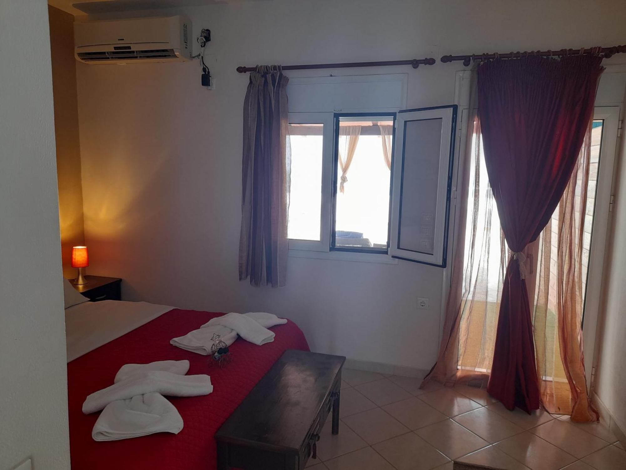 Aparthotel Delfini à Akhladherí Extérieur photo